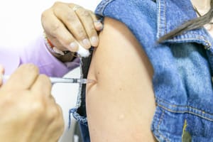 Cuiabá mantém vacina contra meningite disponível em toda a rede pública