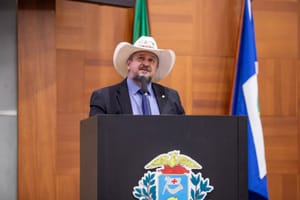 Governo sanciona lei de Cattani que multa em até R$ 10 mil donos de cães por ataques a rebanhos em MT