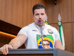 Vereador bolsonarista quer valorizar símbolos nacionais e banir bandeiras ideológicas