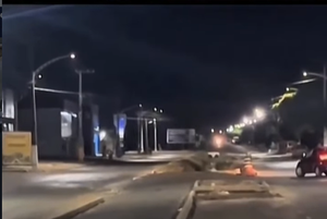 Homem é perseguido por carro, atropelado e morto no meio da rua; polícia investiga