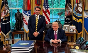 Flávio Bolsonaro aparece com Trump na Casa Branca
