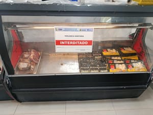 Açougue com baratas, carnes no chão e veneno para ratos é interditado em Cuiabá