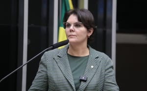 "Mulher é quem nasceu biologicamente feminina", dispara cel. Fernanda