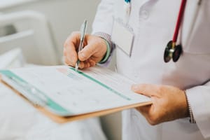 Plano de saúde não pode cancelar contrato durante tratamento de câncer