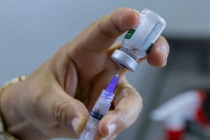 Cuiabá mantém controle da meningite e reforça vacinação em 72 unidades de saúde