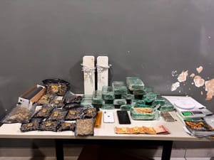 Polícia Militar prende dupla com 15 tabletes de pasta base e comprimidos de ecstasy