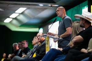 Ao lado de embaixador, Abilio ironiza: "não levem nossas indústrias para o Paraguai