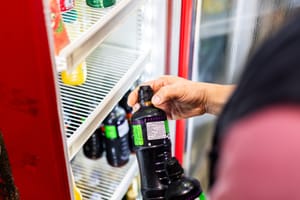Fiscalização encontra produtos vencidos em cantina de clube em Cuiabá