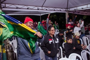 Torcedores não se intimidam com frio e curtem jogo do Brasil em seis bairros de Cuiabá