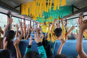 Ônibus escolar ganha decoração da Copa do Mundo e transforma trajeto dos alunos em momento de alegria