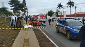 Mulher morre após ser atropelada em acidente envolvendo quatro veículos