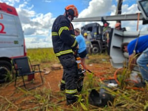 Carreta tomba na Serra da Petrovina e motorista fica preso às ferragens