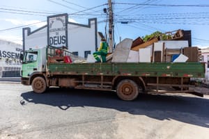 Cata-treco atende 14 bairros de Cuiabá nesta semana com recolhimento de móveis e materiais inservíveis