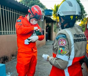 Bombeiros orientam mãe por telefone e salvam recém-nascido engasgado