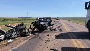 Casal morre em colisão entre carro e caminhão na BR-364 em Pedra Preta