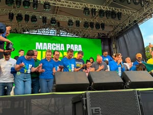 Ao lado de Flávio Bolsonaro, Coronel Fernanda participa da Marcha para Jesus e destaca união pela fé