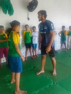 Alunos da rede municipal participam de aulas de introdução às artes marciais