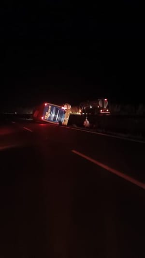 Ônibus com 37 passageiros tomba na BR-163 após pane mecânica em MT