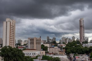 Chuva antecede nova frente fria e derruba temperaturas em Cuiabá
