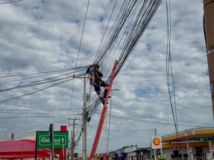 Operação remove fiação irregular e em desuso na Avenida Dom Bosco