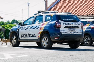 Homem invade casa da ex, sobe em telhado e faz ameaças de morte