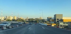 Trânsito na Miguel Sutil volta a ter duas pistas em frente à Todimo