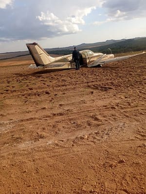 Avião com trem de pouso danificado é encontrado abandonado em Alto Garças