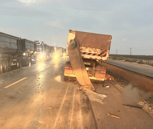 Cabine fica destruída após batida entre caminhões na BR-163