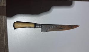 PM prende mulher suspeita de tentar matar o marido com facada no pescoço