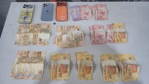 Dupla é presa com R$ 3,8 mil obtidos em golpes pela internet