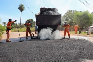 Várzea Grande intensifica serviços de tapa-buracos, patrolamento e drenagem