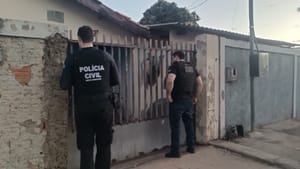 Polícia prende foragida por homicídio que procurou delegacia para registrar b.o.