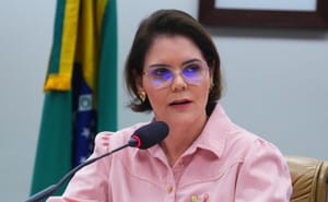 Moraes impede Flávio de visitar o pai, e deputada reage: “nem bandido teve esse direito tolhido”