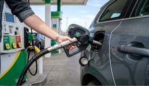 Gasolina passa a ter 32% de etanol a partir deste sábado; especialistas orientam cuidados