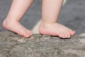 Bebê é internado com traumatismo craniano após ser agredido por padrasto