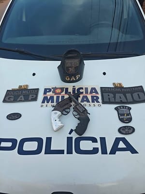 Dupla é presa após ataque a tiros e PM acha revólver em máquina de lavar