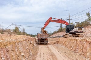 Obras no Contorno Leste avançam com terraplanagem e tubulação subterrânea