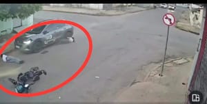 Crianças são arremessadas após colisão entre bicicleta elétrica e carro; veja vídeo