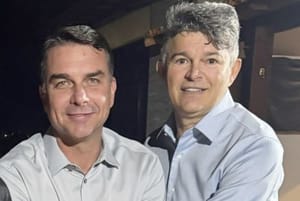Flávio Bolsonaro diz que eleger Zé Medeiros ao Senado é “questão de honra”