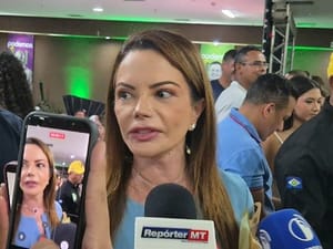 Virginia chama investigação de “velha política” e sai em defesa de procurador