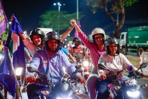 Sheila Klener “escolta” de moto Janaína até a convenção do MDB