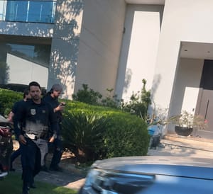 PF faz buscas na casa de Mauro Mendes em investigação sobre rombo de R$ 308 milhões