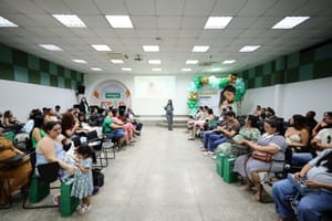 Palestra reúne mães para falar sobre aleitamento materno e cuidados com o bebê