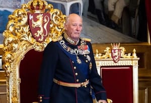 Novo rei da Noruega, Haakon VIII homenageia pai em primeiro discurso após assumir o trono