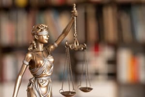 Padrasto é condenado a mais de 27 anos por tentar matar enteado de 10 anos