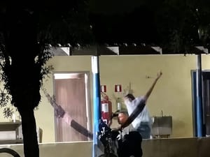 Vídeo registra homem sendo morto a pauladas dentro de alojamento em MT