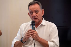 Leitão diz que almoço reuniu lideranças para discutir candidatura de Flávio Bolsonaro