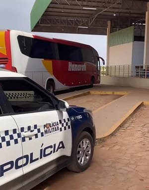 Homem é baleado e arremessa cadeiras contra atiradores para fugir em Cáceres