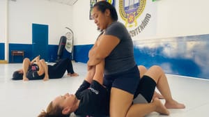Aulas gratuitas ensinam mulheres a se defender e ganhar confiança