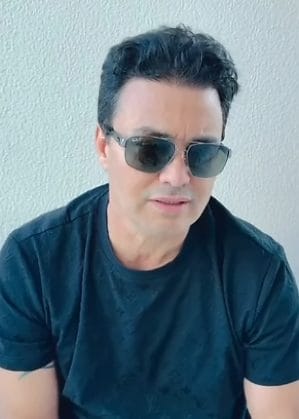 Renner fala sobre morte de Rick em vídeo: 'Aos poucos a gente vai levantar'